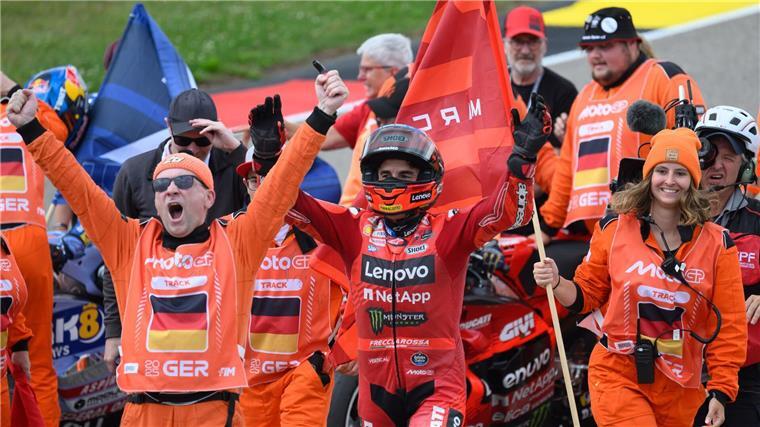 Bis mindestens 2031: Motorrad-WM weiter auf dem Sachsenring Marc Márquez jubelt gerne am Sachsenring.