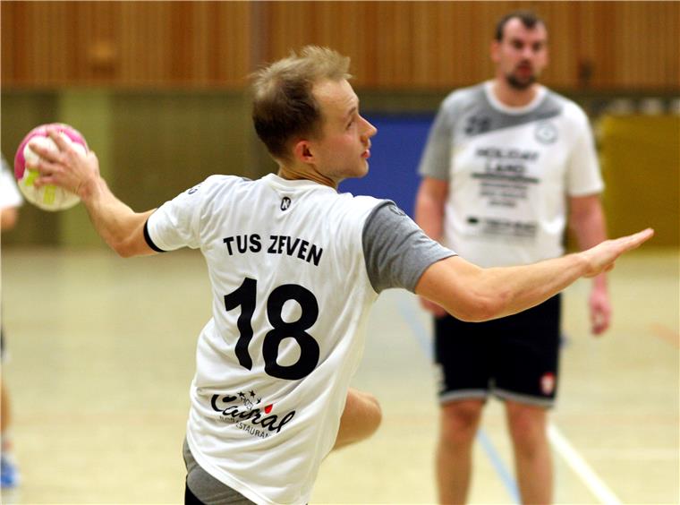 Zevens Handballer können Ausfälle nicht ersetzen Marc Ußkurat und seine Zevener Teamkollegen reisten stark ersatzgeschwächt zum Auswärtsspiel nach Bruchhausen-Vilsen und kassierten eine denkbar unglückliche 32:33-Niederlage.