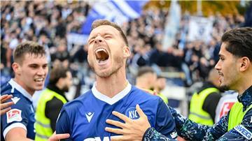 Marcel Franke bejubelt den späten Siegtreffer für Karlsruhe. 