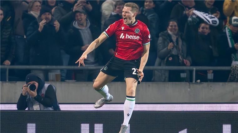Hannover 96 wieder nur mit einem Remis Marcel Halstenberg brachte Hannover 96 früh in Führung.