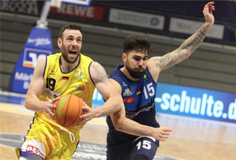 Eisbären verlieren mit dem letzten Wurf Marcel Keßen (rechts) zeigte gegen seinen Ex-Club Phoenix Hagen eine starke Leistung, konnte mit seinen 16 Punkte die dritte Saisonniederlage der Eisbären jedoch nicht verhindern.