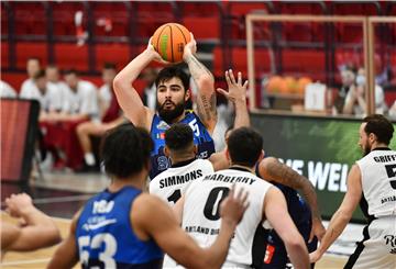 Marcel Keßen sucht im Auswärtsspiel in Quakenbrück einen Mitspieler von den Eisbären Bremerhaven, dem er den Ball geben kann. Der 24-jährige Center wird seine Pässe künftig beim Zweitliga-Konkurrenten Phoenix Hagen spielen. 