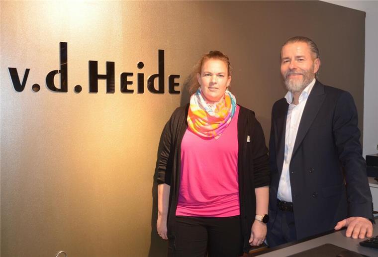 Traditionshaus „Von der Heide Männermoden“ feiert Wiedereröffnung Marcel Paesch übernimmt mit dem Traditionshaus auch das bewährte Team mit Nicole Homge sowie (nicht im Bild) Sabine Ditzen-Blanke, Nadia Neubauer, Sandra Sappich, Gudrun Lankenau und Heike Mante.