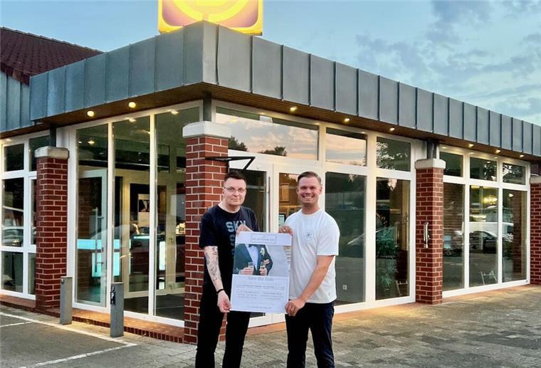 Hier gibt es alles für die eigene Hochzeit Marcel Scherb (links) und Marius Beer-Morck