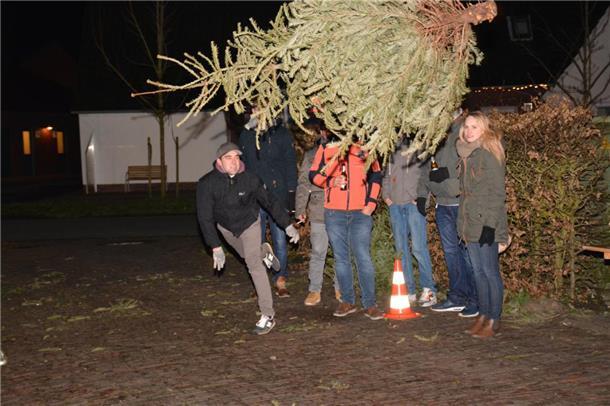 Marcel Wilms (links) hat sein Glück beim Tannenbaumwerfen versucht. Mit seinem Wurf schaffte er es nicht unter die Top 3.