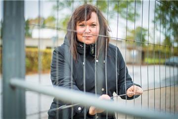 Marcelle Lagemann zeigt einen Bauzaun, wie ihn ihr Sohn in der neuen Werkschule repariert hat. Dort kommt der 15-Jährige besser klar als auf der Regelschule.