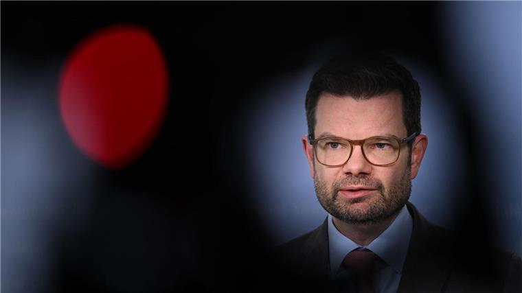Marco Buschmann spricht bei einem Statement.