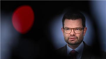 Marco Buschmann spricht bei einem Statement.
