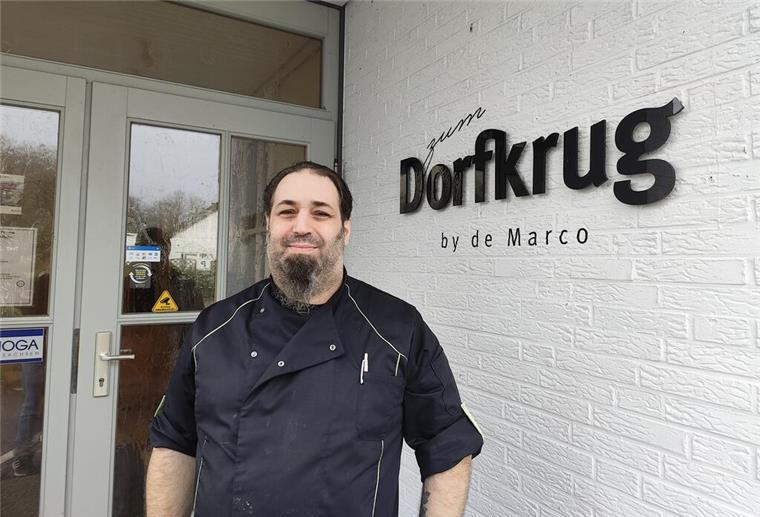 „Mein Lokal, Dein Lokal“: Warum Marco de Matos nicht noch einmal teilnehmen würde Ein Mann in Kochkleidung steht vor einem Restaurant.