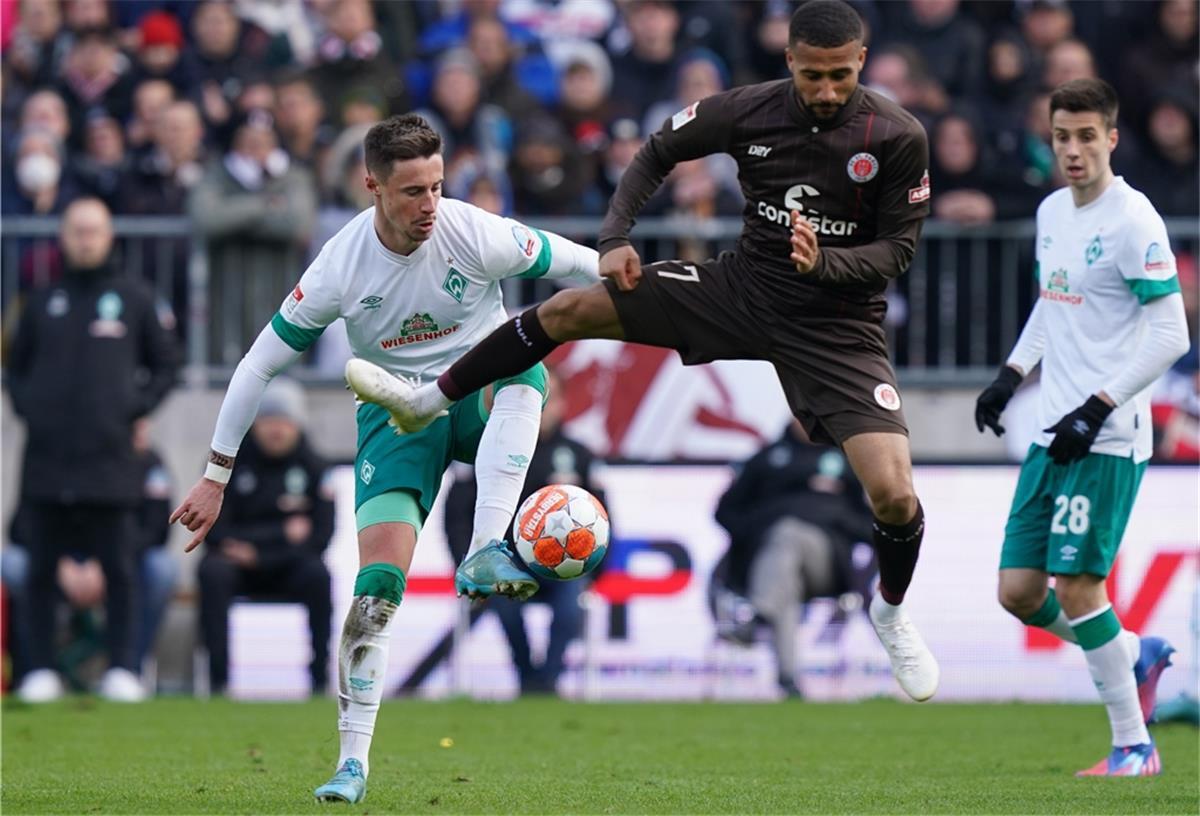 Bremens Marco Friedl (links) und St. Paulis Daniel-Kofi Kyereh