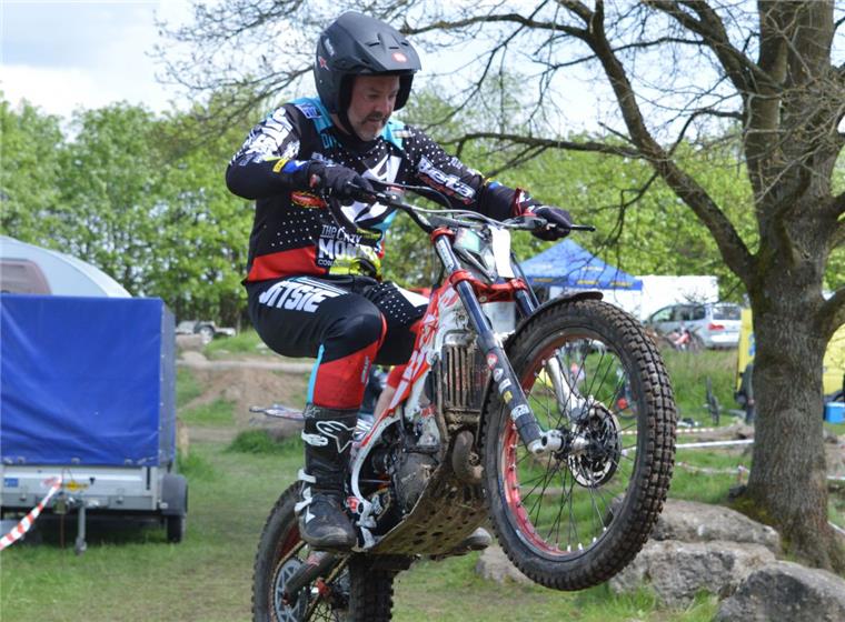 Motorrad-Trial: Zevener Marco Gehlken holt sich den Nord-Cup Marco Gehlken bewältigt mit voller Konzentrationen einen Anstieg in einem Wertungslauf zum Nord-Cup der Trial-Fahrer.