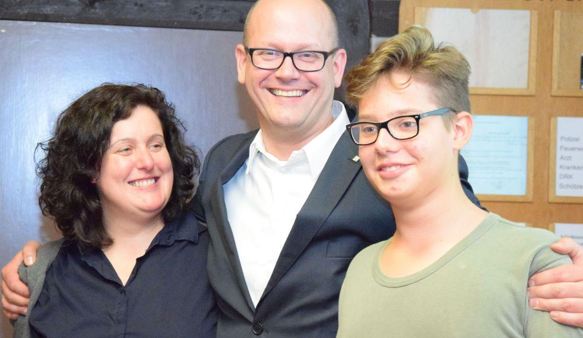 Marco Mohrmann, hier mit Ehefrau Behlke und Sohn Theodor, strahlt über den Sieg.