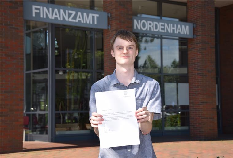 Zweitbester Absolvent in Niedersachsen kommt aus Nordenham Marco Peters hält das Glückwunschschreiben des niedersächsischen Finanzminsters Reinhold Hilbers in den Händen. Das hat er aufgrund seines besonders guten Abschlusses zum Diplom-Finanzwirt erhalten.