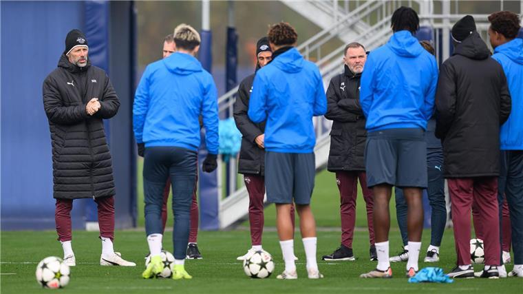 RB Leipzig bei Celtic Glasgow ohne Lukeba Marco Rose spricht beim Abschlusstraining der Leipziger zum Team. Es fehlt nur Castello Lukeba.