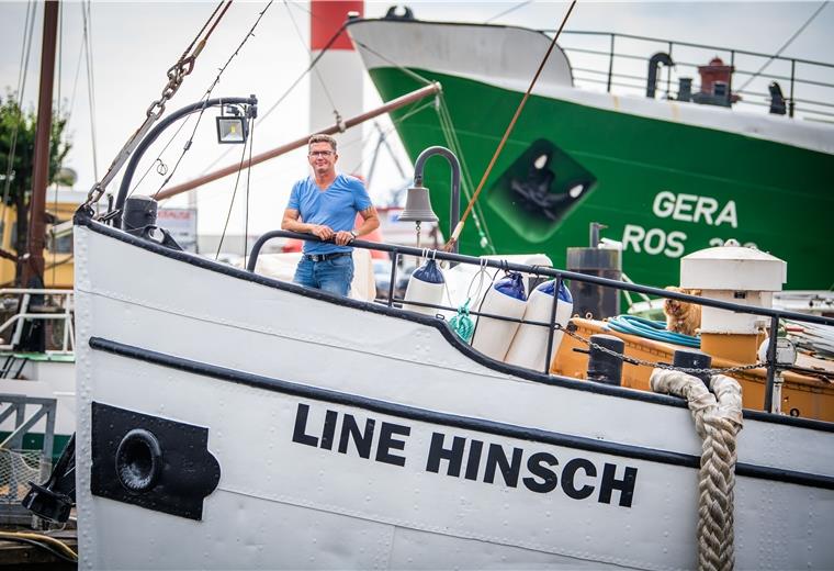 Marco Schilling, hier an Bord seiner „Line Hinsch“, gibt Ende des Monats die Leitung der Werbe- und Veranstaltungs-Gesellschaft im Schaufenster Fischereihafen ab. Foto: Hartmann