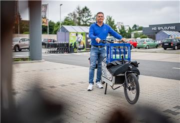 Marco Schilling nutzt sein Lastenrad unter anderem für den Einkauf und Transport von Getränken.