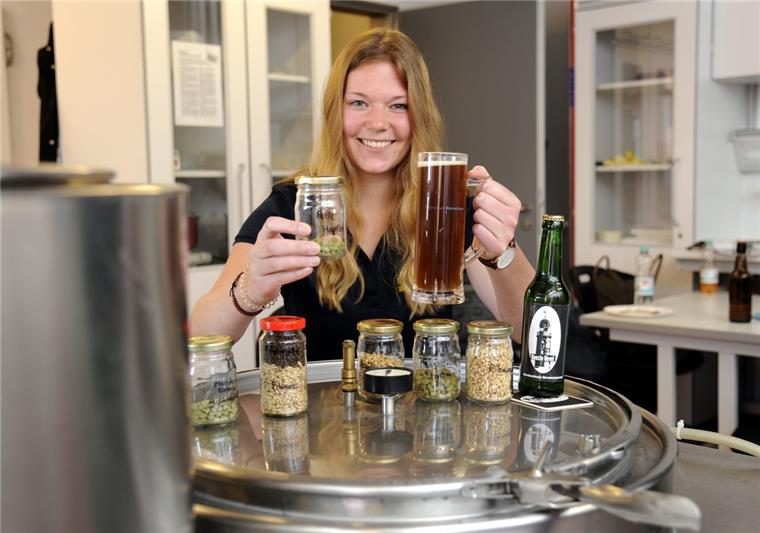 Mareen Schröder gehört zu den 13 Studenten des Brauteams "Geeste Nevel". Sie braut in ihrer Freizeit mit den Kommilitonen Bier.