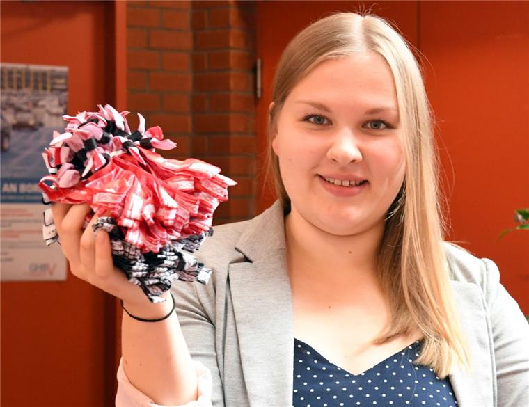 Hochschule Bremerhaven: Partys und Freibier für die Erstsemester Mareike Heger vom AStA der Hochschule Bremerhaven mit den Bändchen für die Erstsemester: Damit können sich die Studienanfänger schnell ausweisen, an Veranstaltungen teilnehmen und von verbilligten Preisen profitieren.