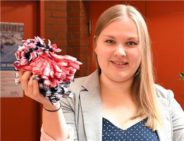 Mareike Heger vom AStA der Hochschule Bremerhaven mit den Bändchen für die Erstsemester: Damit können sich die Studienanfänger schnell ausweisen, an Veranstaltungen teilnehmen und von verbilligten Preisen profitieren.