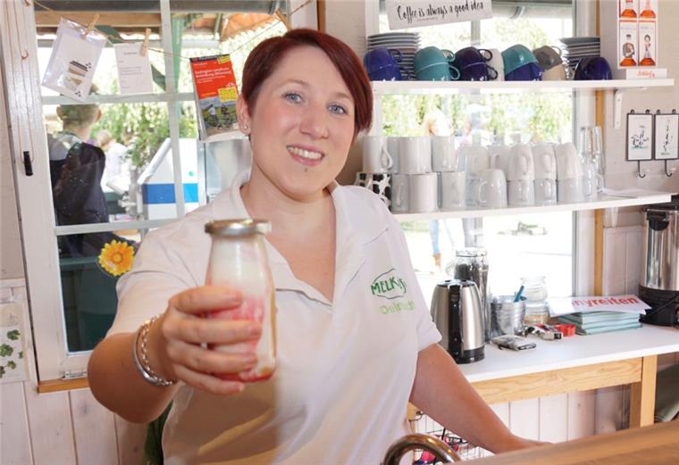 Melkhus und Landtouristik Selsingen zufrieden mit Doppel-Jubiläum Mareike Stange servierte im Melkhus Deinstedt Köstlichkeiten aus Milch, Joghurt und Quark.
