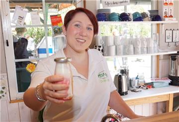 Mareike Stange servierte im Melkhus Deinstedt Köstlichkeiten aus Milch, Joghurt und Quark. 