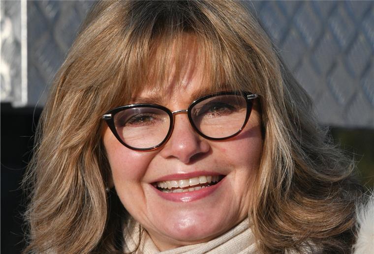 Ex-„Glücksrad“-Fee Maren Gilzer will Bürgermeisterin werden Maren Gilzer steht bei einem Wahlkampfauftritt vor ihrem Info-Mobil. Die frühere „Buchstabenfee“ kandidiert für die FDP als Bürgermeisterin in Oberkrämer.