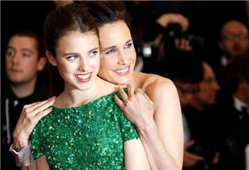 Margaret Qualley (l) und ihre Mutter Andie MacDowell beim Filmfestival von Cannes im Mai 2022.