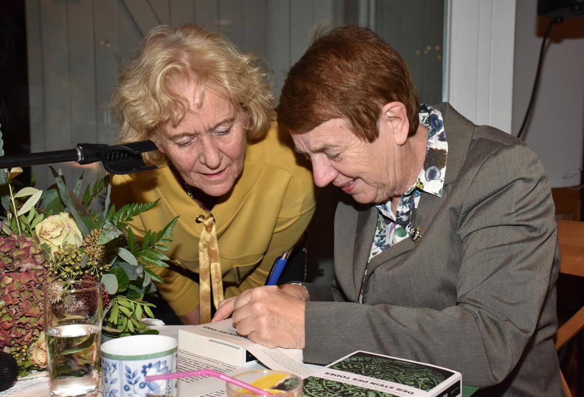 Margarete von Schwarzkopf (rechts) stellt am 15. November im Rittergut Poggemühlen ihre aktuellen Buchempfehlungen vor. Der Erlös des Nachmittags unterstützt das Frauenhaus im Landkreis Rotenburg. Foto: privat