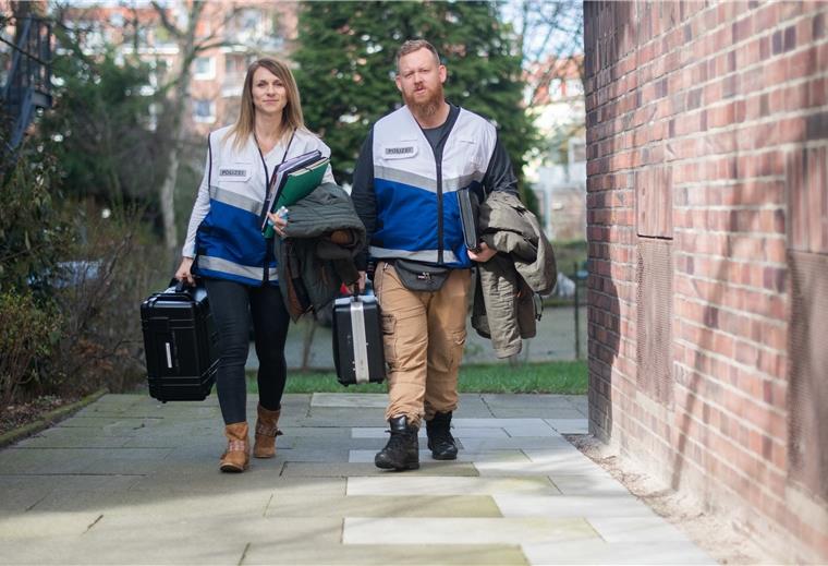 Drei Leichen zum Dienstbeginn Margarita Kahlmeyer und Thorsten Wistuba-Büsing vom Kriminaldauerdienst (KDD) der Polizei Hannover auf dem Weg zum Tatort.
