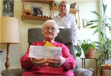 Margit Görke (89) aus dem Wremer Seniorenheim Haus Eden hält ihre Impfbescheinigung in die Kamera. Vor sechs Wochen wurde sie wie alle Bewohner und Mitarbeiter zum zweiten Mal gegen Covid-19 geimpft. Auf Lockerungen wartet sie seitdem vergebens - so wie auch Heimleiterin Nina Schnakenberg (im Hintergrund).
