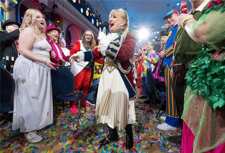 Helau! 70 Jahre „Mainz bleibt Mainz“ Margit Sponheimer singt ihren Evergreen „Am Rosenmontag bin ich geboren“.