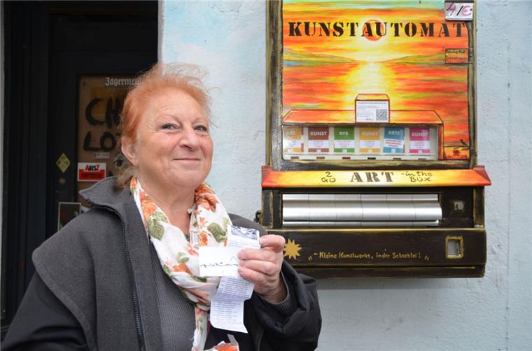 Ex-Zigarettenautomat liefert Kunst im Miniaturformat Margitta Sündermann hat sich ein Stück Kunst gezogen: In ihrem Schächtelchen befindet sich eine Zeichnung des Celler Künstlers Burkhard Uliczka.