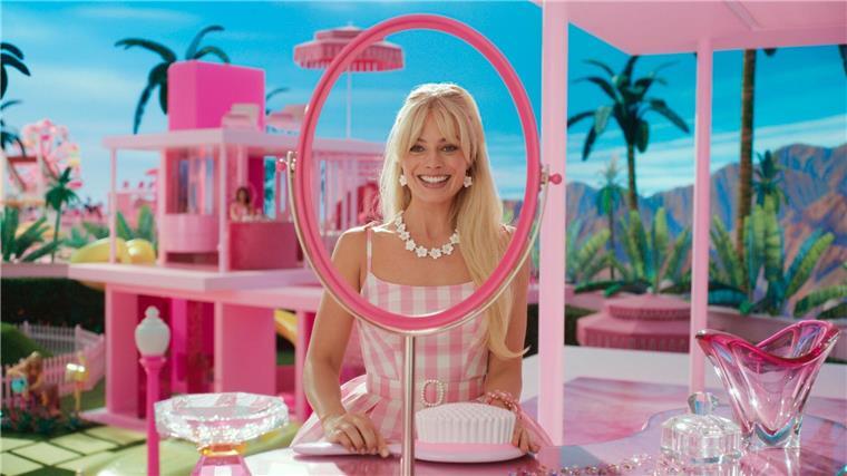 Margot Robbie als Barbie in einer Szene der Films „Barbie“.