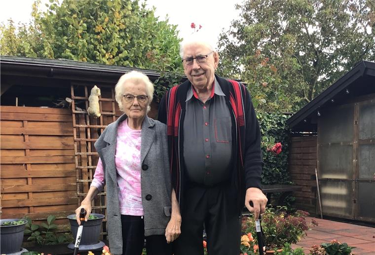 Familie Kramer aus Wulsdorf feiert Diamantene Hochzeit Margret (81) und Hermann (82) Kramer in ihrem Wulsdorfer Garten - am 14. Oktober 1960 haben sie geheiratet und feiern nun ihre Diamantene Hochzeit, wegen Corona in ganz kleinem Kreis.
