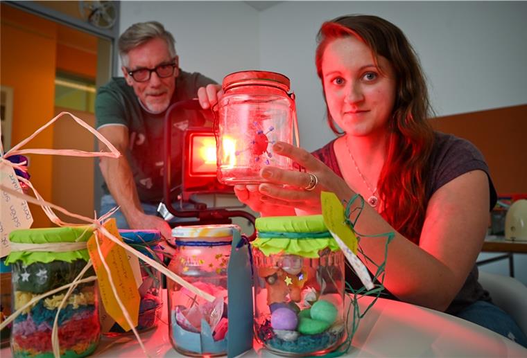 Maria Garms und Robert Worden stellen das Programm des Kultursommers Lehe und Süd im Dienstleistungszentrum Grünhöfe vor. 
