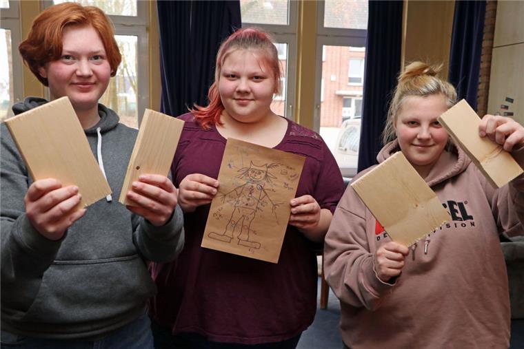 Mädchen und Frauen tanken im Seminar in Zeven Selbstbewusstsein Maria-Magdalena Falk (links) und die beiden Schwestern Lisa Marie (Mitte) und Anna-Lena Luckow zeigen die Bretter, die sie mit einem gezielten Handschlag zerteilt haben.