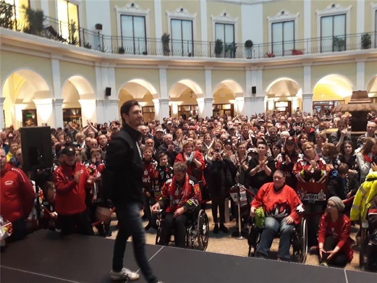 Marian Dejdar wurde bei der Saisonabschlussfeier von den Fans gefeiert. Nach 14 Jahren im Pinguins-Trikot trennen sich die Wege.