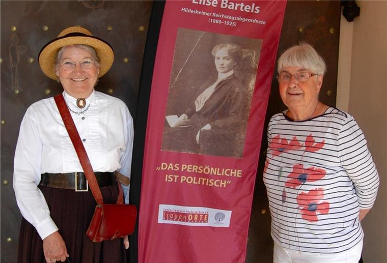 Ihre Oma saß im Berliner Reichstag Marianne Bargmann (rechts) aus Zeven und die Gästeführerin aus Hildesheim