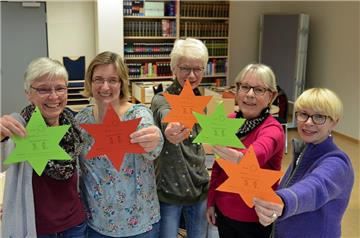 Marianne Kitzelmann, Anne Holsten, Leonore Holsten, Gisela Meyerdierks und Sabine Grimmelijkhuizen kümmern sich auch dieses Jahr darum, dass in Tarmstedt die Wunschsterne leuchten.