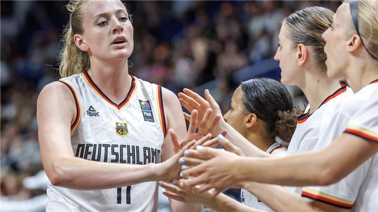 Basketballerinnen siegen ohne Sabally-Schwestern in Berlin Marie Gülich klatscht mit ihren Mitspielerinnen ab.