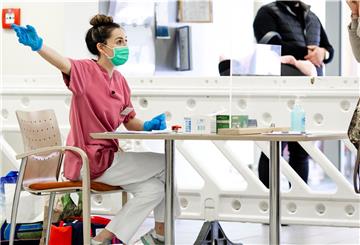 Marie Noormalal weist einem Besucher den Weg. Die 24-jährige Medizinstudentin gehört zu den ersten Freiwilligen in Kiel, die zur Unterstützung des Klinikpersonals im städtischen Krankenhaus eingesetzt werden.