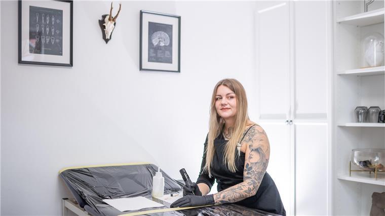Diese junge Frau findet im Tattoo-Studio auf dem Dorf ihre Bestimmung