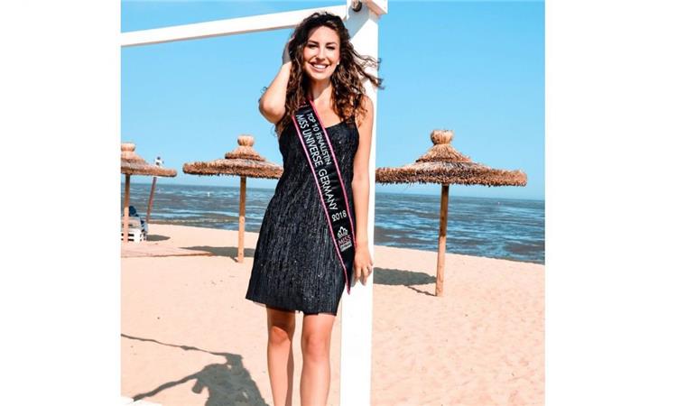Cuxhavenerin für Miss-Universe-Wahl nominiert Marina Steinborn am Stadion am Meer in Duhnen. Die erste Schärpe als eine von zehn Finalistinnen bei der Wahl zur „Miss Universe Germany“ hat sie schon um. Welche folgt als nächstes?