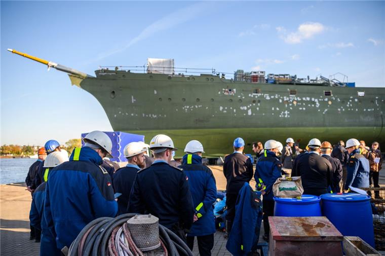 Marine erwartet "Gorch Fock" Ende 2020 aus Sanierung zurück Marinesoldaten schauen sich auf dem Gelände der Fassmer-Werft das teilsanierte Marineschulschiff "Gorch Fock" an, kurz bevor die Schleppfahrt zur Lürssen-Werft stattfindet.