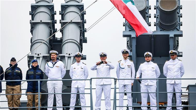 Fregatte „Brandenburg“ zurück von UN-Einsatz im Mittelmeer Marinesoldaten sind auf dem Deck der Fregatte.