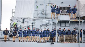 Marinesoldaten winken an Deck der Fregatte „Brandenburg“ (F215).