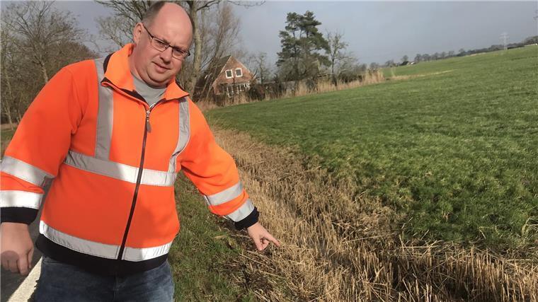 Trockenheit lässt Straße bei Nordenham absacken Mann zeigt auf Graben