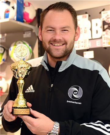 Mario Gagelmann  (SFL Bremerhaven) holte sich mit 39 Treffern den Torjägerpokal der NORDSEE-ZEITUNG. Foto Scheer
