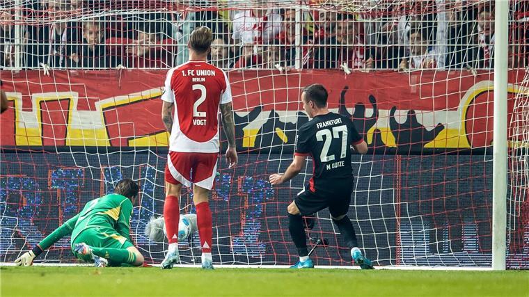 Mario Götze muss den Ball nur noch ins leere Tor drücken. 