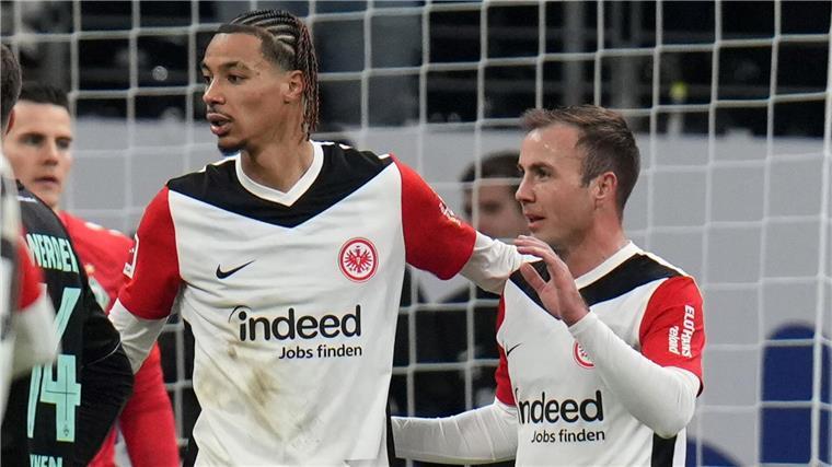 Mario Götze (r) schoss in seinem 100. Pflichtspiel die Führung für Eintracht Frankfurt gegen Werder Bremen.